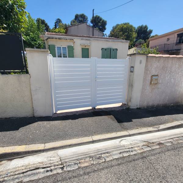 Pose d'un portail en aluminium persienné à Marseille 13013