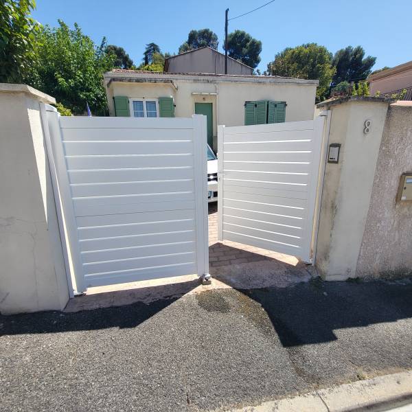 Pose d'un portail en aluminum aux Olives à Marseille 13013