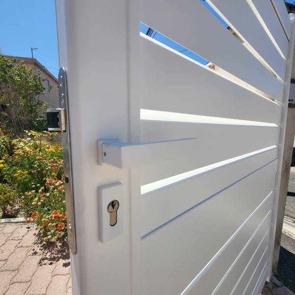 Pose d'un portail en aluminum aux Olives à Marseille 13013