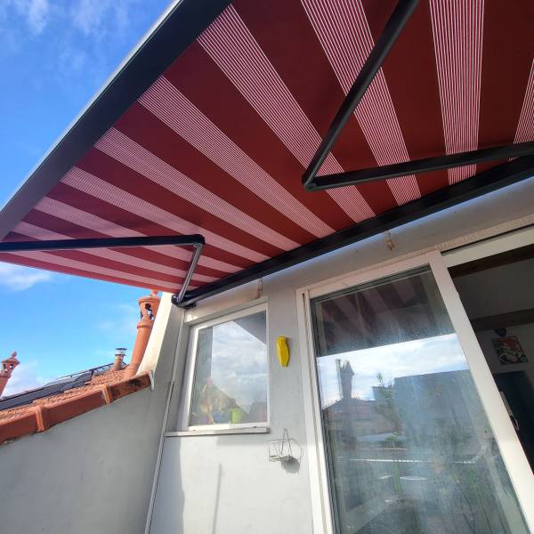 Installation d'un store coffre design chic à Marseille 13004