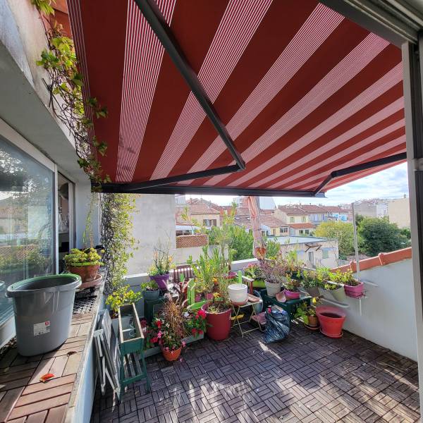 Installation d'un store coffre design chic à Marseille 13004