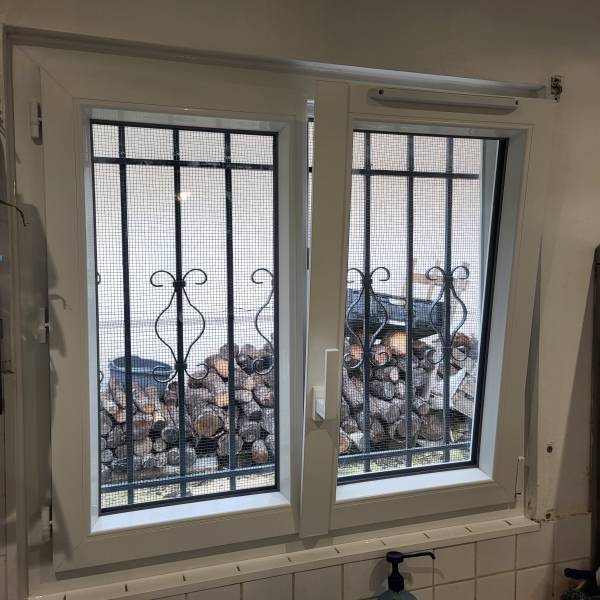 Installation de fenêtre et porte d'entrée en PVC blanc à Allauch 13190