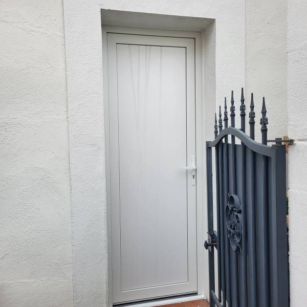 Avis pose d'une porte d'entrée et fenêtre en PVC à Allauch 13190