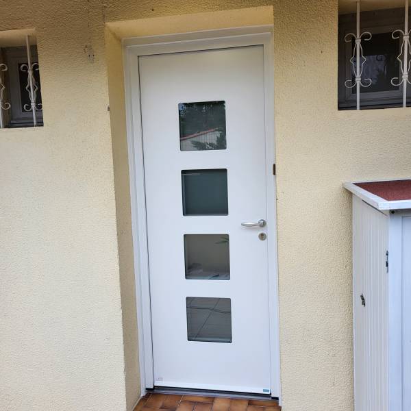 Pose d'une porte d'entrée monobloc en Acier à Morgiou Marseille 13008