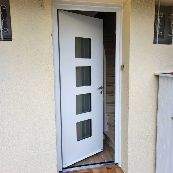 Pose d'une porte d'entrée monobloc en Acier à Morgiou Marseille 13008