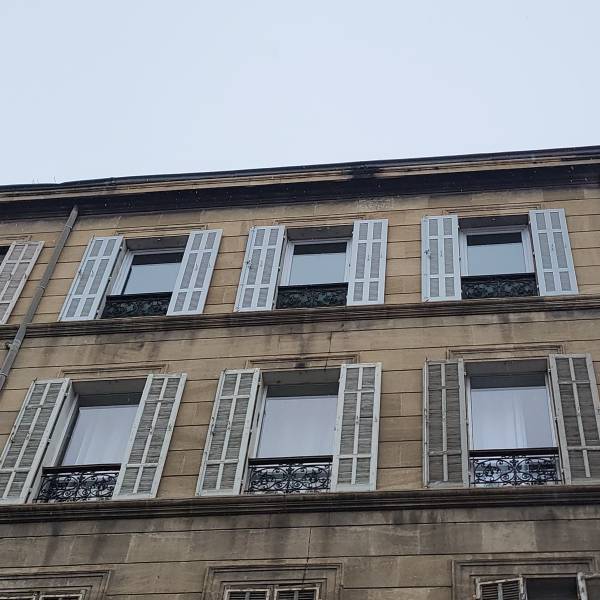 Installation de 3 paires de volets en bois lames à l'américaines à la Blancarde Marseille 13004
