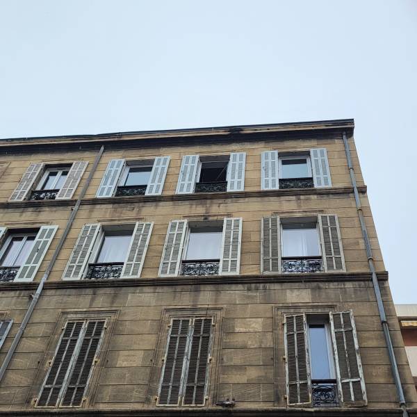 Avis pose de volets bois dans l'ancien à La Blancarde Marseille 13004