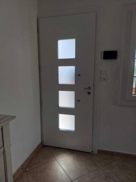 pose en rénovation d'une porte en acier à plan de cuques