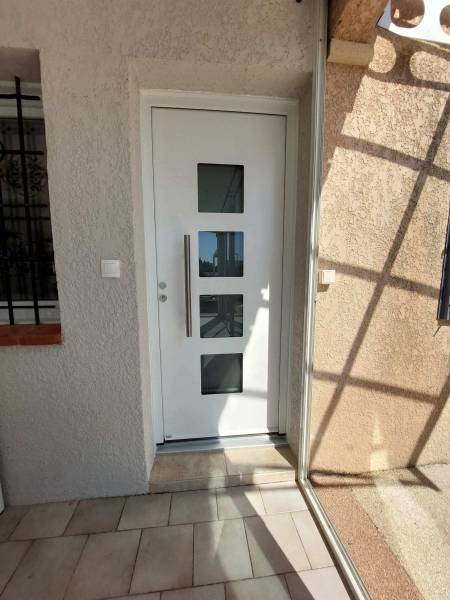 porte d'entrée fabriquée sur mesure et posée à plan de cuques