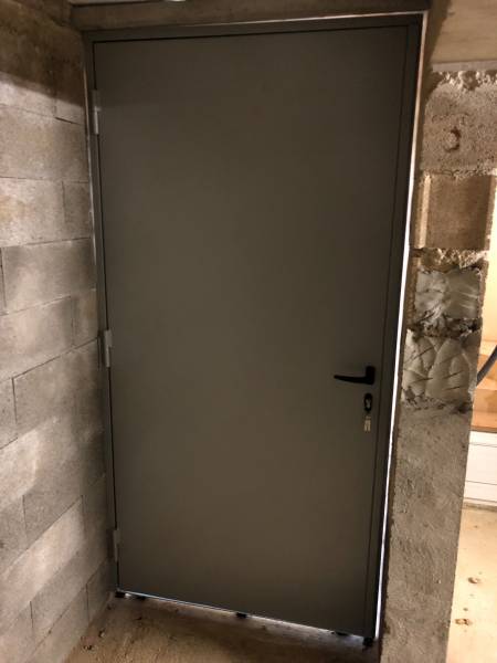 pose d'une porte en acier  la Fare les oliviers 13580