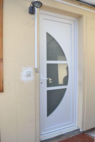 Porte d'entrée en PVC blanc aux Pennes Mirabeaux 13170