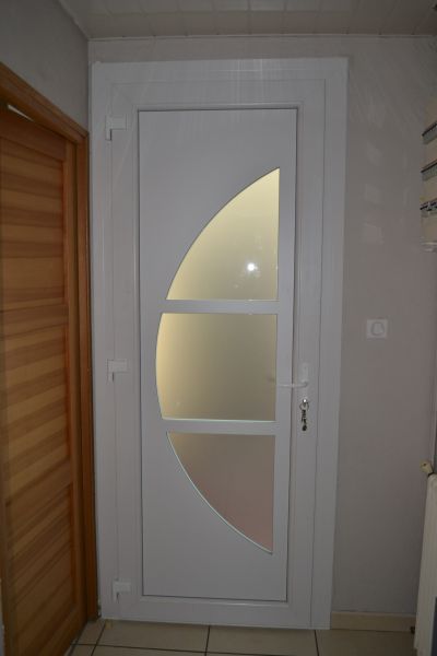 Porte d'entrée en PVC blanc contemporaine
