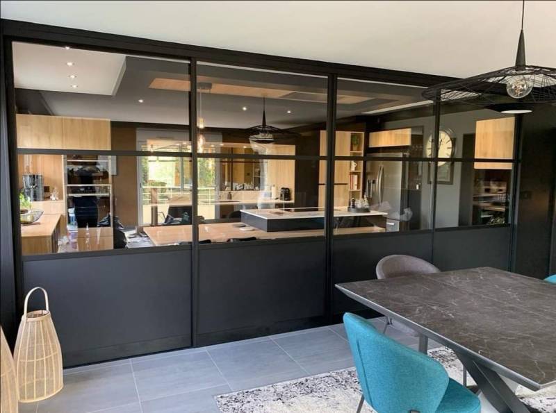 Installation d'une séparation de pièce type verrière en aluminium noir à Plan de Cuques 13380