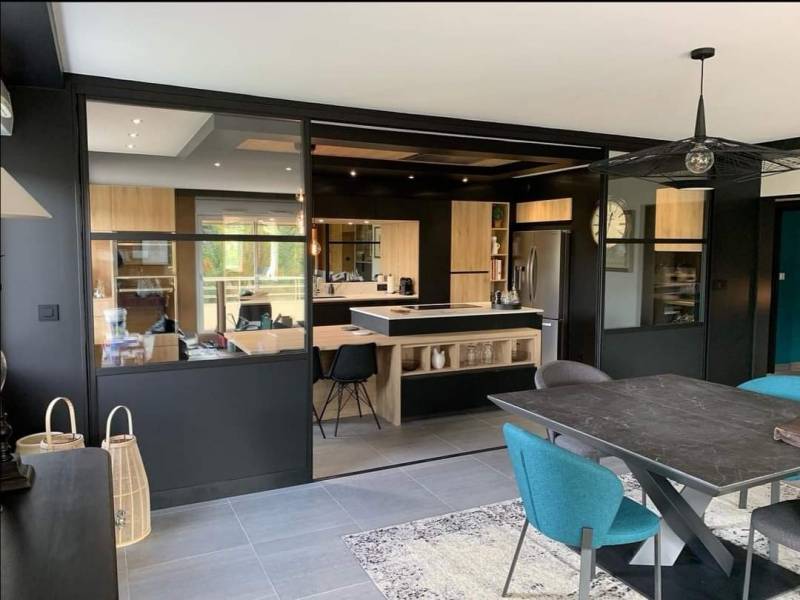 Installation d'une séparation de pièce type verrière en aluminium noir à Plan de Cuques 13380