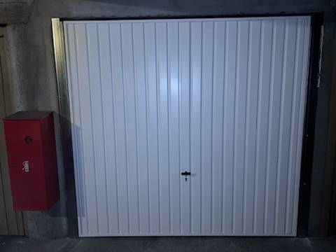 pose d'une porte basculante pour un box