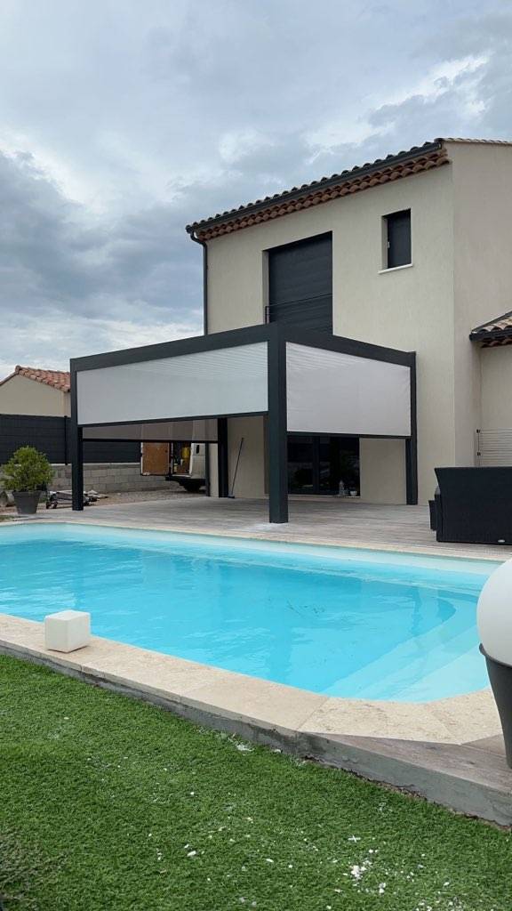 pergola avec stores intégrés en maison de lotissement située à plan de cuques