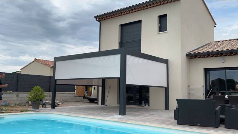 pose d'une pergola bioclimatique à plan de cuques en maison individuelle