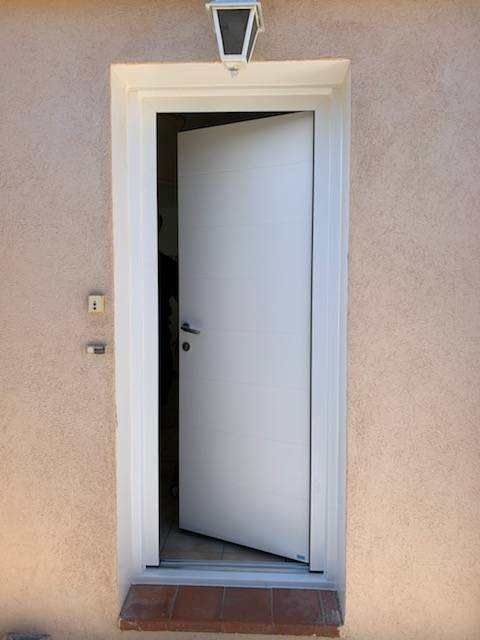 pose d'une porte d'entrée alu en villa sur marseille 13013
