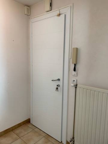 installation d'une porte en alu sur mesure sur marseille en maison