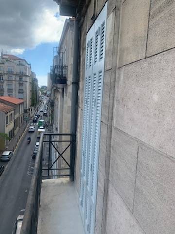 qui pour faire installer des volets en bois sur mesure en centre ville à marseille