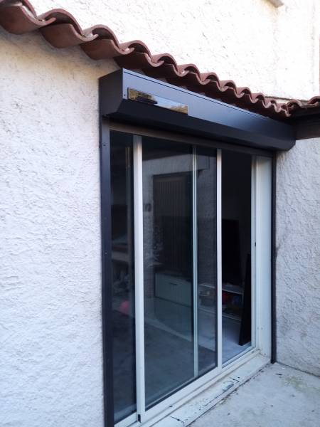 volet roulant solaire laqué noir posé à marseille 13013 chateau gombert chez une propriétaire de maison individuelle
