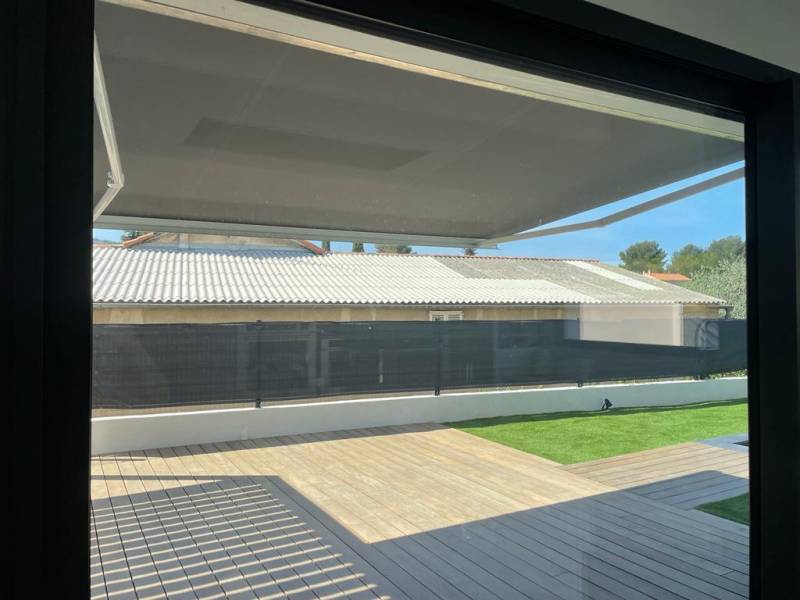 pose dans les règles de l'art d'un magnifique store de terrasse en alu électrique à aubagne