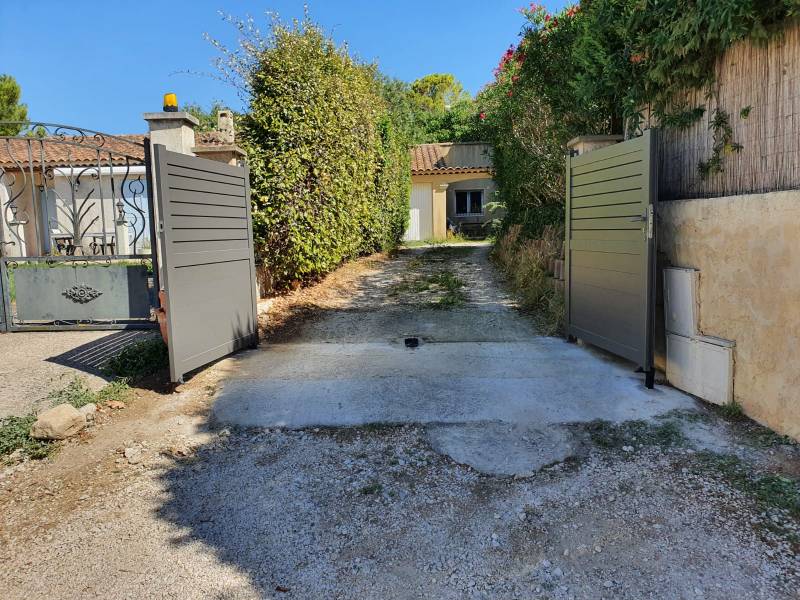 installation d'un portail alu sur mesure en villa à allauch