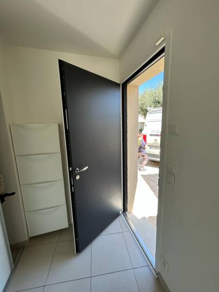 Installation d'une porte d'entrée en acier à St Mitre Marseille 13014