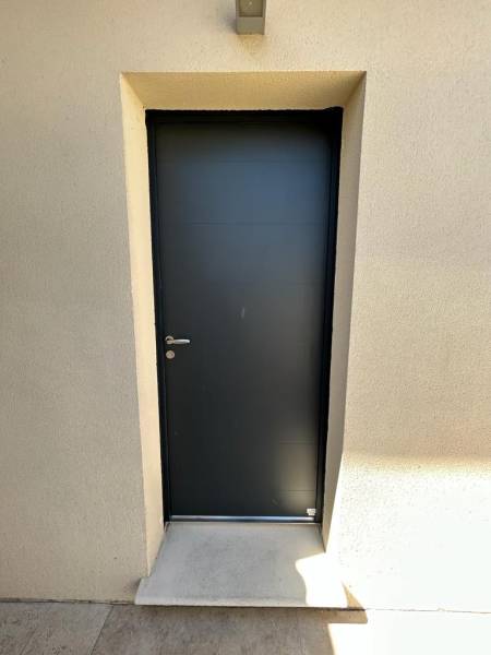 Installation d'une porte d'entrée en acier à St Mitre Marseille 13014