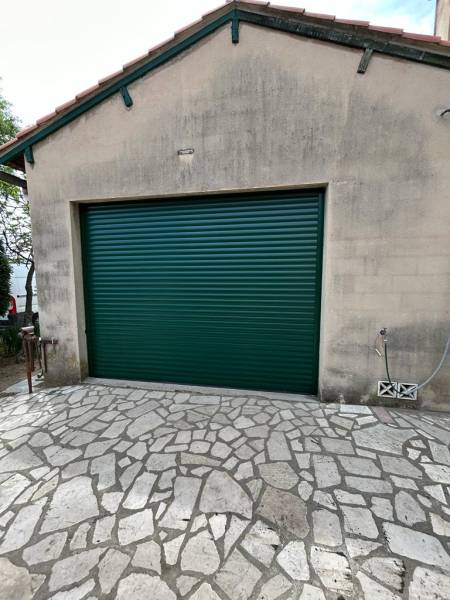 spécialiste de la pose de porte de garage enroulable en maison individuelle