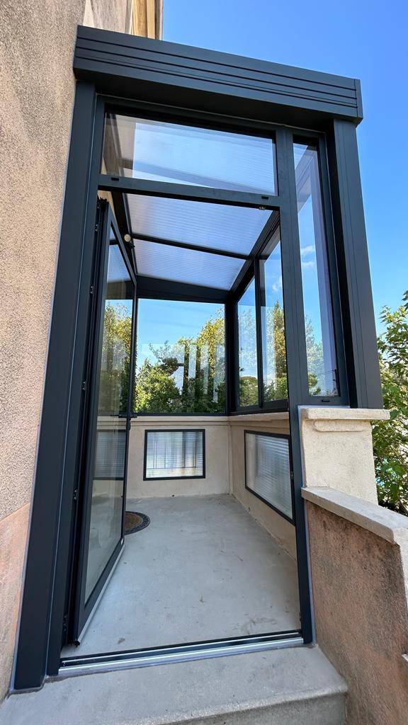 Création d'un SAS d'entrée de villa en aluminium avec toiture polycarbonate à Marseille 13012
