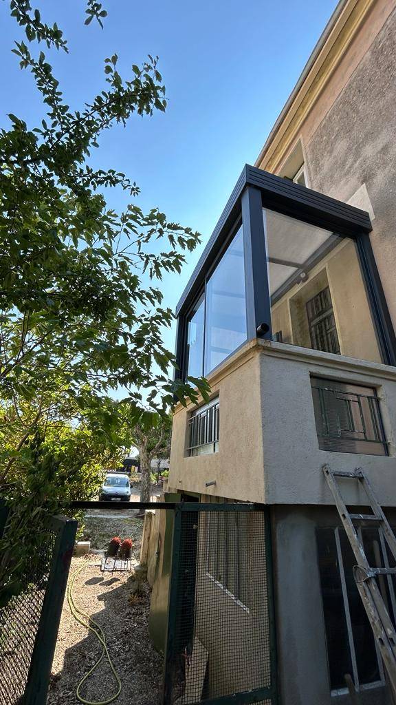Création d'un SAS d'entrée de villa en aluminium avec toiture polycarbonate à Marseille 13012