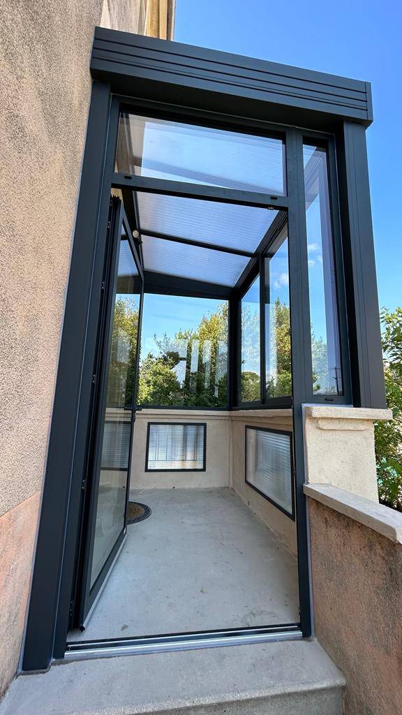 Création d'un SAS d'entrée de villa en aluminium avec toiture polycarbonate à Marseille 13012