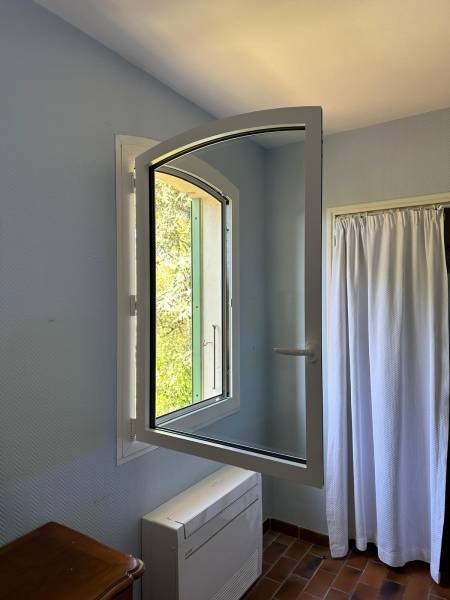 fenetre en alu laquée isolante posée en reno à la ciotat en maison individuelle