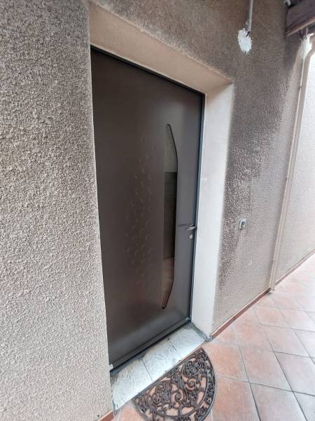 Installation d'une porte d'entrée monobloc en Acier à Marseille 13011