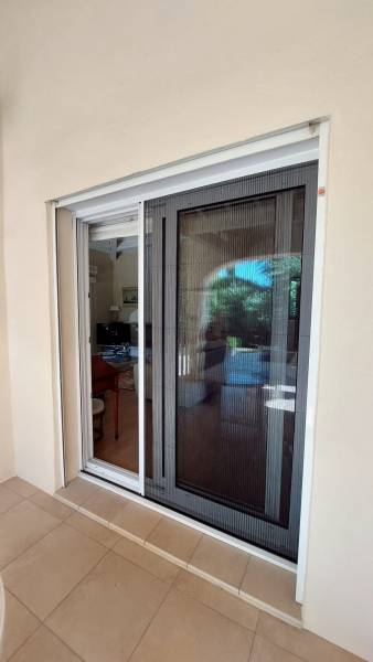 Installation de moustiquaires plissées latérales et enroulables à St Barnabé Marseille 13012