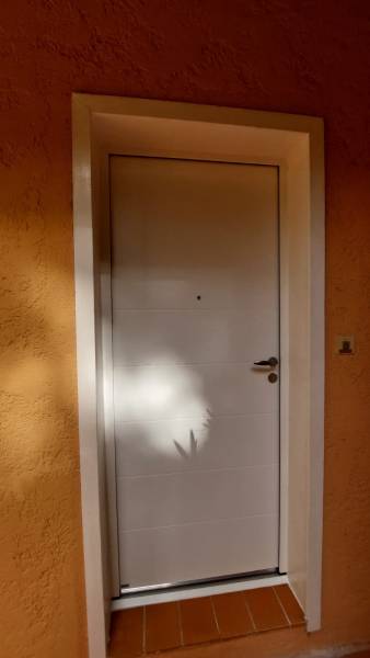 Pose d'une porte monobloc sur mesure en Aluminium à St Cyr les Lecques 83270