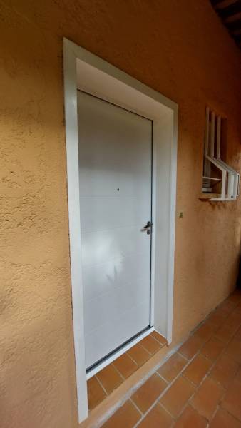 Pose d'une porte monobloc sur mesure en Aluminium à St Cyr les Lecques 83270