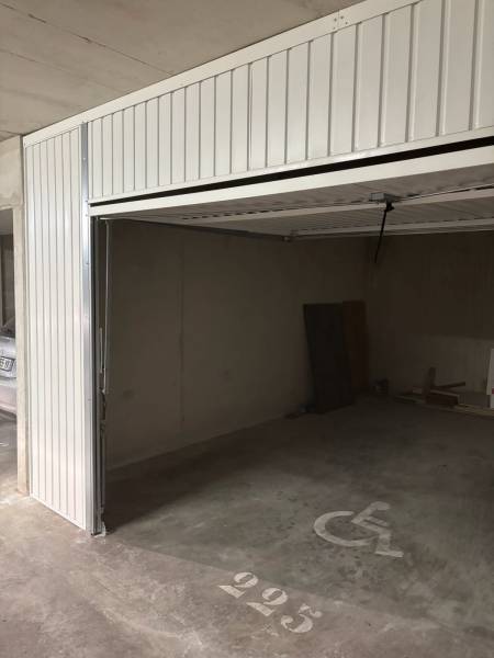 Installation d'une porte de garage basculante sur mesure à La Joliette Marseille 13002