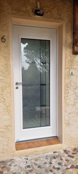 Installation d'une porte d'entrée en acier 68 grand vitrage à la Batarelle Marseille 13013