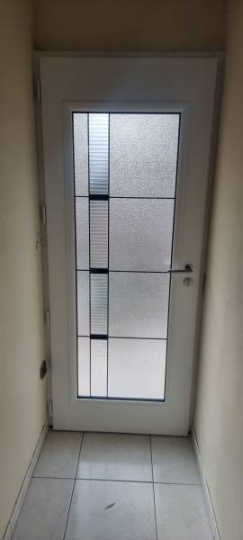 Installation d'une porte d'entrée en acier 68 grand vitrage à la Batarelle Marseille 13013