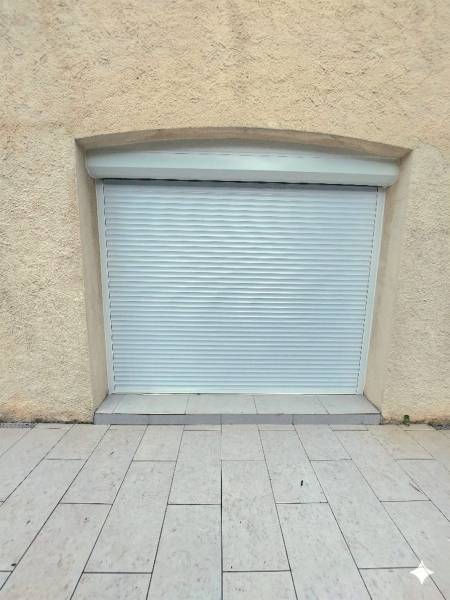 Installation de volets roulants électriques avec habillages des cintres à Chateau Gombert Marseille 13013