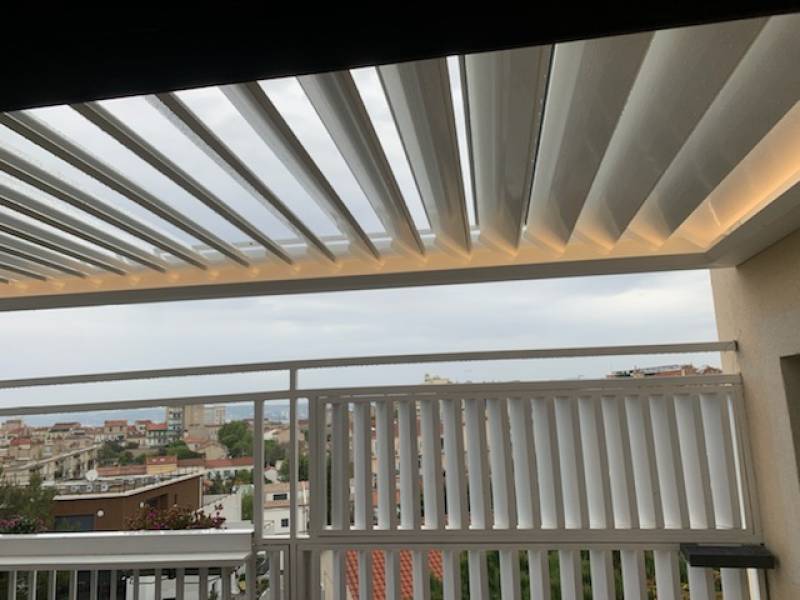 pose d'une pergola bioclimatique bicolore en aluminium sur marseille chez des propriétaires
