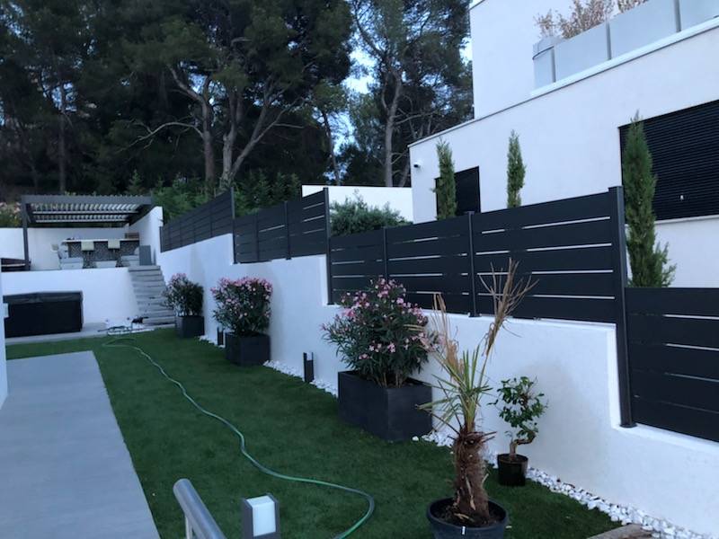 pose de clôtures en alu dans une villa de marseille 13011