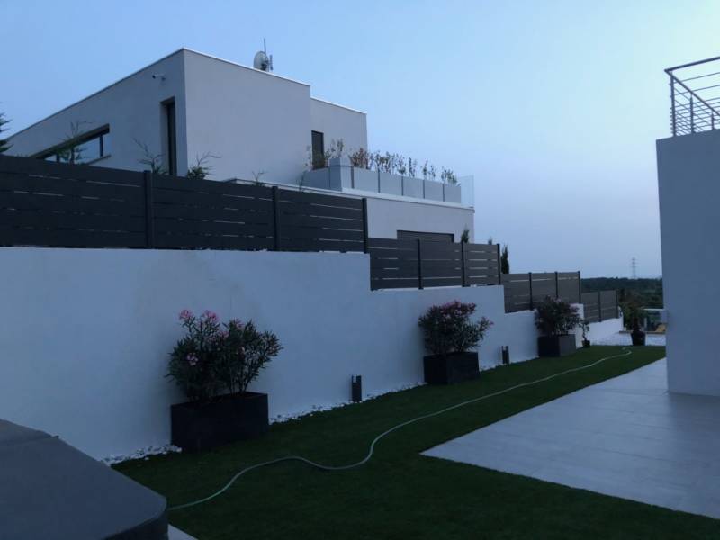 fabrication sur mesure et installation de clotures en aluminium pour une maiso individuelle à marseille 13011