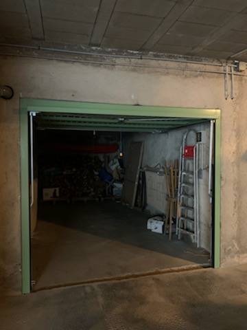 fabrication sur mesure et installation d'une porte basculante à Marseille 13008