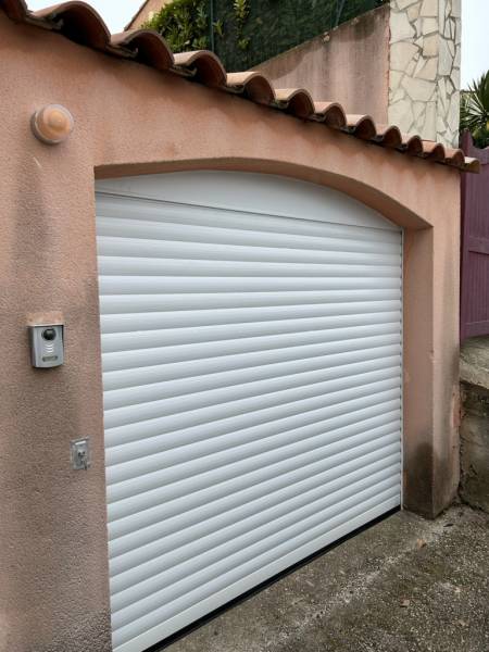 porte de garage enroulable electrique posée en villa sur plan de cuques 13380
