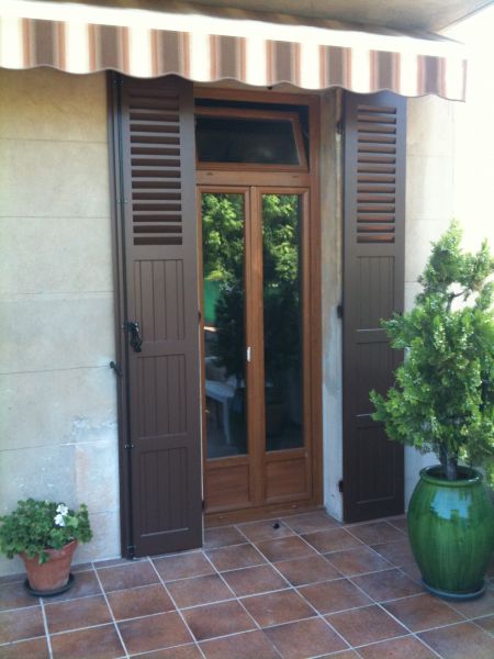 Porte fenêtre en PVC imitation bois chêne doré à Auriol 13390