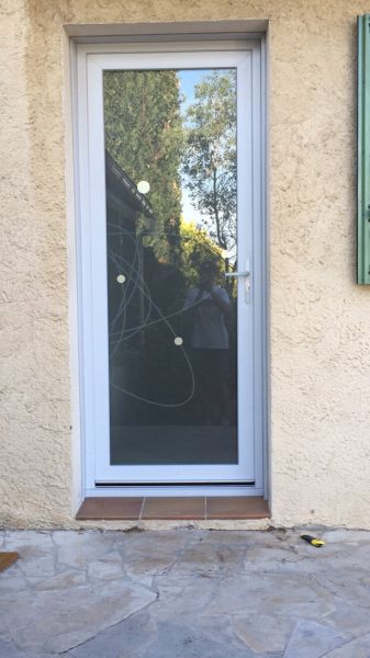 Porte d'entrée PVC gris à Rousset