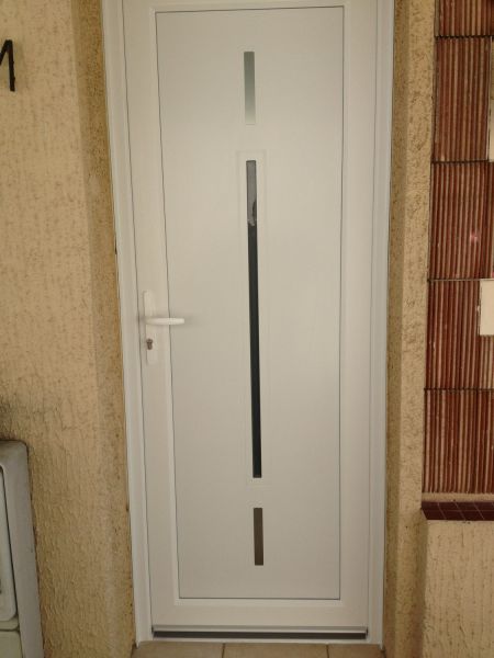 Porte d'entrée en PVC blanc à Marseille 13011